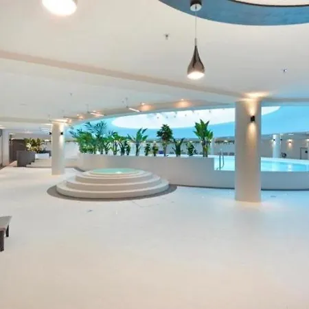 Hanza Tower Luxury Jacussi & Pool & Sauna Апартаменты