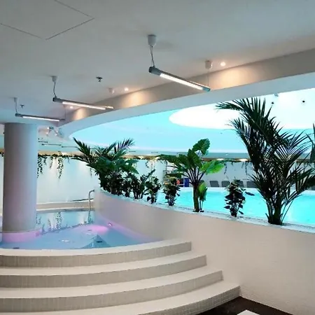 Hanza Tower Luxury Jacussi & Pool & Sauna Апартаменты *